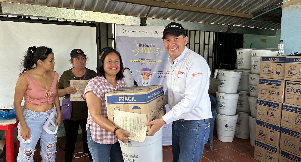 Concesión entrega más 400 filtros de agua a comunidades aledañas al proyecto Malla Vial del Meta