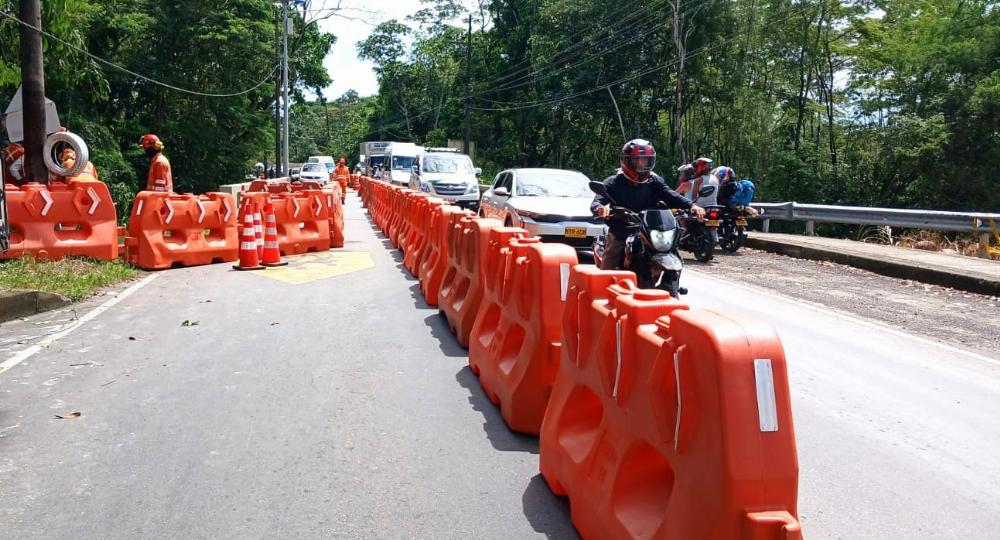 Paso a un carril en el puente Camelias,  en la vía a Granada