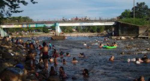 El baño en el río Humadea es tradicional.