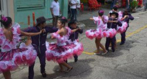 La joropera reúne más de 500 parejas bailando joropo en las calles.