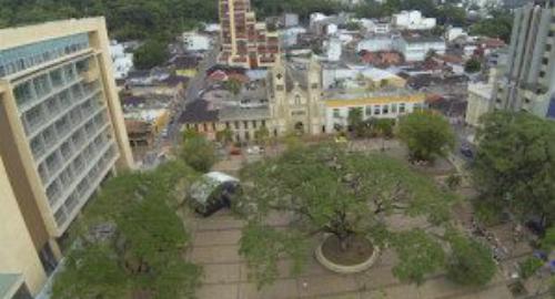Vista aérea del centro de la ciudad y el parque Los Libertadores